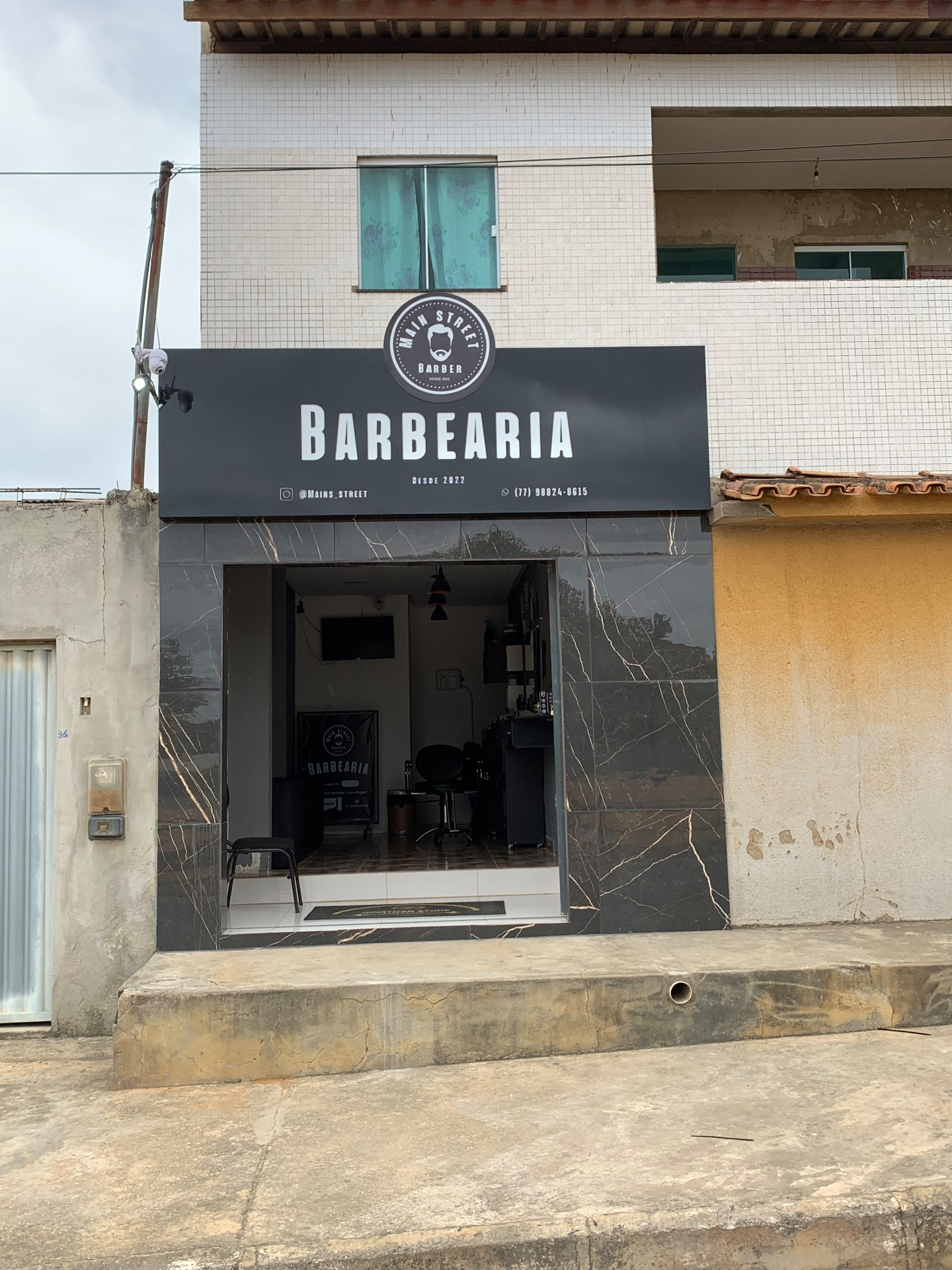 Fachada da barbearia após a evolução inicial