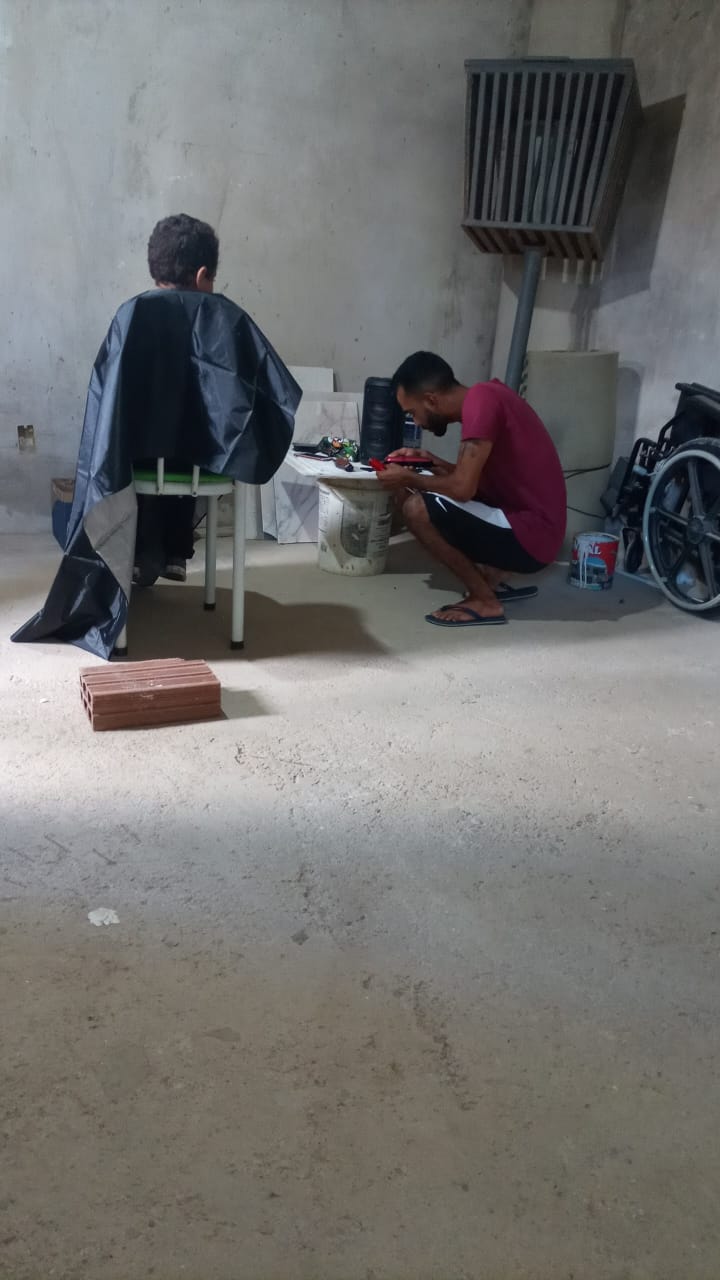 Trabalho de barbeiro no início da garagem